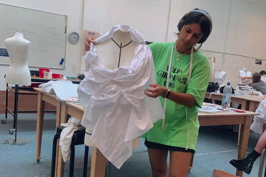 পোশাকশিল্পী হওয়ার পাশাপাশি নিউ জ়িল্যান্ডের ‘দ্য ফুড ড্যুড্‌স এনজ়ি’ সংস্থার সঙ্গে যুক্ত প্রেমিলা। ২০১৮ সালে প্রতিষ্ঠিত এই সংস্থার তরফে স্কুলপড়ুয়াদের জন্য দুপুরের খাবার তৈরি করা হয়।