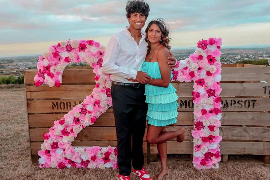 সমাজমাধ্যমে রাচিনের সঙ্গে মাঝেমধ্যেই নিজের ছবি পোস্ট করেন প্রেমিলা। ‘ডেট নাইট’ থেকে শুরু করে বাইরে কোথাও ঘুরতে যাওয়ার ছবিও পোস্ট করতে দেখা যায় রাচিনের প্রেমিকাকে।