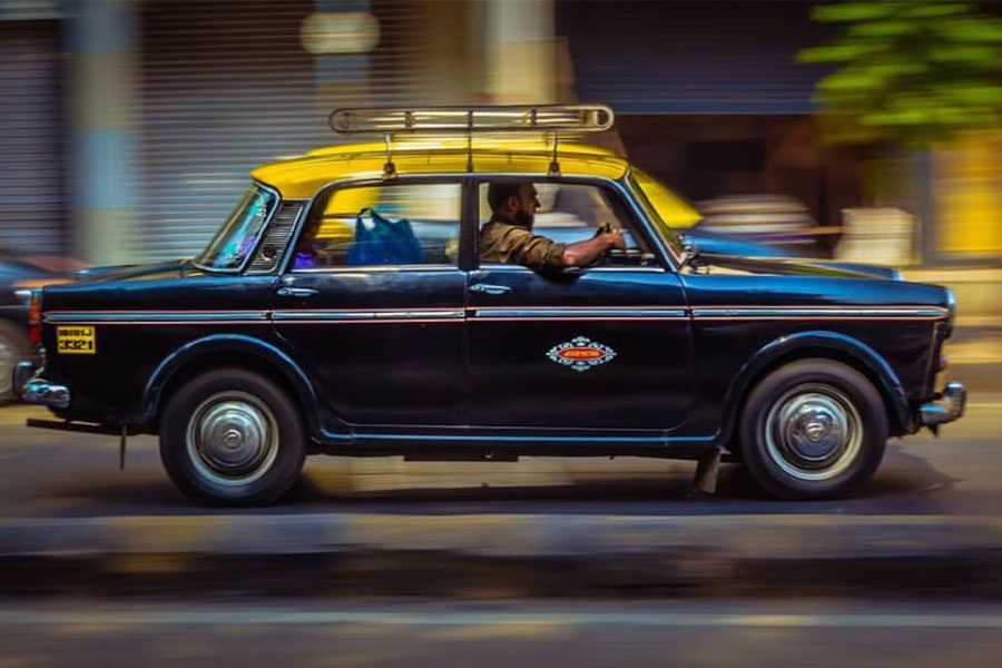 ‘মৃত্যুদিন’ রবিবারই। সোমবার থেকে বন্ধ হয়ে যাচ্ছে মুম্বইয়ের বিখ্যাত অভিজ্ঞান প্রিমিয়ার পদ্মিনী কালো-হলুদ ট্যাক্সি। এর আগে একই ভাবে মুম্বইয়ের রাস্তায় হারিয়ে গিয়েছিল বেস্টের কিংবদন্তি লাল দোতলা বাস।