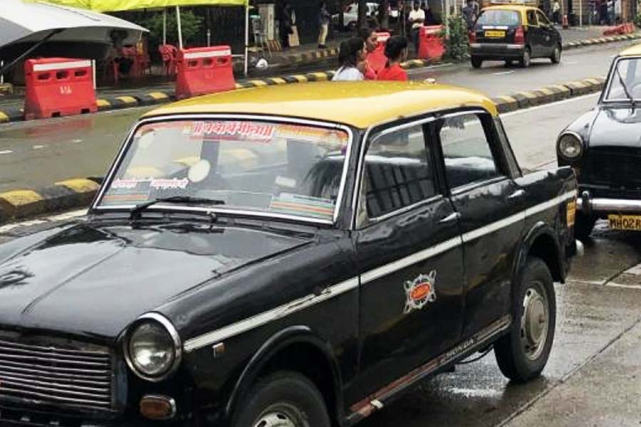 সরকারি সূত্রের খবর, রবিবারই ২০ বছরের নির্ধারিত সময়সীমা পেরিয়ে গিয়েছে বাণিজ্যনগরীর শেষ নথিভুক্ত প্রিমিয়ার পদ্মিনী ‘কালি-পিলি’ ট্যাক্সিটির। ফলে, ৩০ অক্টোবর, সোমবার থেকে মুম্বইয়ের বিখ্যাত অভিজ্ঞান প্রিমিয়ার পদ্মিনী কালো-হলুদ ট্যাক্সি বাস্তব থেকে চলে যাবে ইতিহাসের পাতায়।