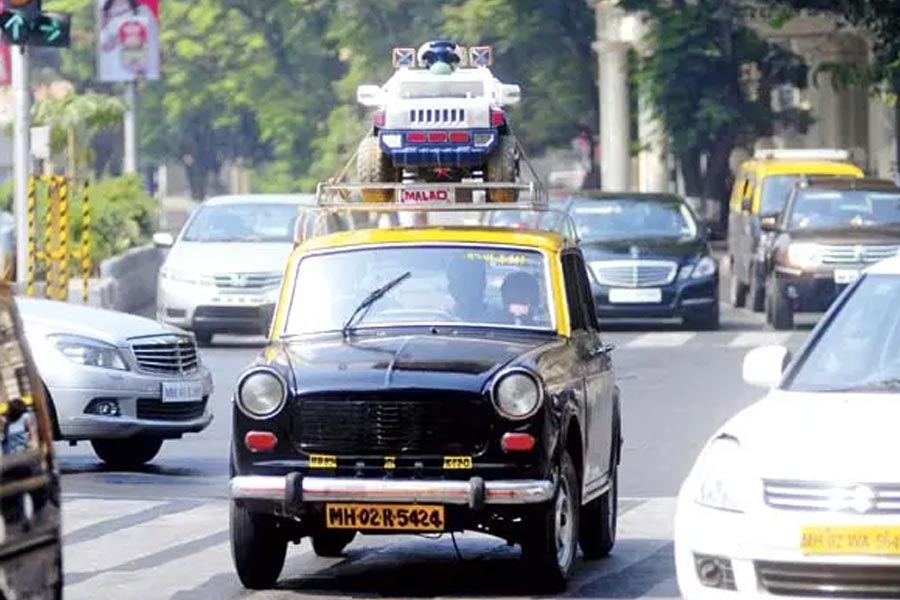 মুম্বই বললেই মুহূর্তে যে ছবি মনে উঁকি দেয়, তার নাম কালি-পিলি ট্যাক্সি। বিশেষজ্ঞের পরিভাষায় ‘ফিয়াট ১১০০ডি’। শেষ পাঁচ দশক সময় ধরে এই হলুদ-কালো ট্যাক্সিই মুম্বইবাসীকে নিরাপদ সফরের অভিজ্ঞতা দিয়ে এসেছে। সেই সঙ্গেই একাত্ম হয়ে গিয়েছে মুম্বইয়ের নিজস্ব সংস্কৃতির সঙ্গে।