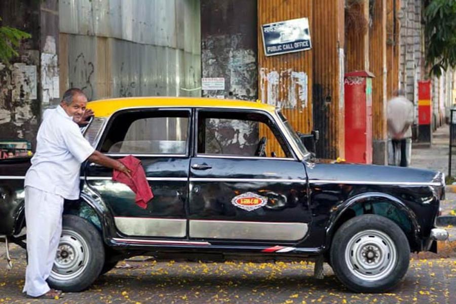 সিনেমা থেকে খেলা, বাণিজ্য থেকে রাজনীতি— মুম্বইয়ের প্রিমিয়ার পদ্মিনী হলুদ-কালো ট্যাক্সির বিকল্প ছিল না কোনও দিনই। কিন্তু যুগের সঙ্গে তাল মেলাতে গিয়ে কখন যে কালি-পিলি দৌড় থেকেই ছিটকে পড়ল, বোঝাই গেল না। তার আগেই অবশ্য কালের নিয়মে রাস্তা থেকে হারিয়ে গিয়েছে আর এক বিখ্যাত লাল রঙের দোতলা বাস।