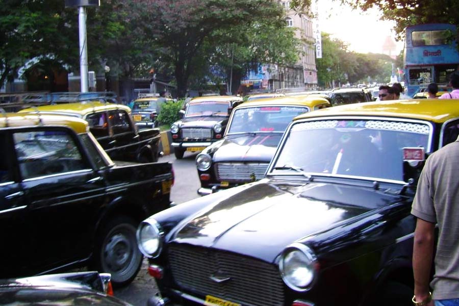 মুম্বইয়ে বাণিজ্যিক গাড়ি একটানা ২০ বছর ব্যবহার করা যায়। তার পর তা চলে যায় বাতিলের খাতায়। পরিবহণ দফতরের এক কর্তা জানাচ্ছেন, শেষ প্রিমিয়ার পদ্মিনী কালো-হলুদ ট্যাক্সিটি নথিভুক্ত হয়েছিল তারদেও আরটিও-তে। তারিখ ছিল ২০০৩ সালের ২৯ অক্টোবর। ক্যালেন্ডার গুনে রবিবারই শেষ হচ্ছে সেই ২০ বছরের সময়সীমা। ফলে কালের নিয়মেই তা বাতিল হয়ে যাচ্ছে।