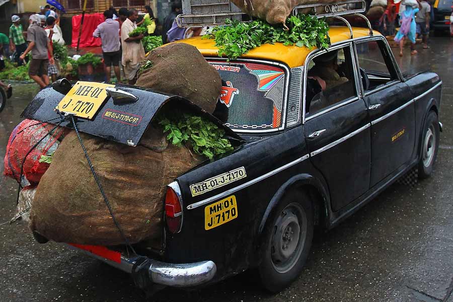 নতুনের জন্য পুরাতনকে জায়গা ছেড়ে দিতে হয়। চিরায়ত এ নিয়মে ব্যতিক্রমের জায়গা নেই। কিন্তু প্রিমিয়ার পদ্মিনী কালি-পিলি ট্যাক্সির সঙ্গে মুম্বইয়ের সম্পর্কের গভীরতা যা, তাতে তাকে তামাদি ঘোষণা করাও যেন বুকে পাথর রাখারই শামিল।