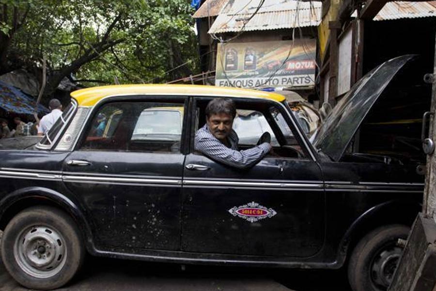 ঠিক যেমন বলছেন, শেষ নথিভুক্ত প্রিমিয়ার পদ্মিনী কালি-পিলি ট্যাক্সিটির চালক আব্দুল করিম কারসেকর। ২০০৩ সালের সেই দিনটি আজ বড্ড মনে পড়ছে আব্দুলের। যে দিন প্রথম বার গাড়ি নিয়ে রাস্তায় নেমেছিলেন। প্রভাদেবীর বাসিন্দা আব্দুলের গাড়ির নম্বর ছিল, এমএইচ ০১ জেএ ২৫৫৬।