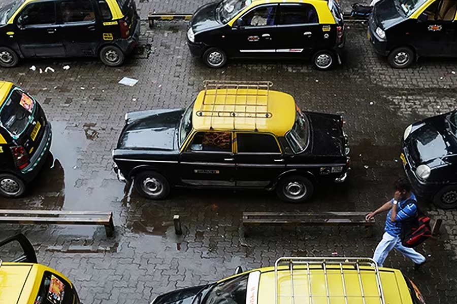 মুম্বইয়ের গাড়িপ্রেমী ড্যানিয়েল সিক্যুয়েরারও মনখারাপ। ছেলেবেলা থেকে যে সঙ্গী, সে এ ভাবে ইতিহাসের পাতায় ঠাঁই পাচ্ছে দেখে মাথায় ভিড় করছে কত শত স্মৃতি। তিনি সরকারের কাছে আর্জি জানিয়েছেন, যাতে অন্তত একটি প্রিমিয়ার পদ্মিনী কালি-পিলি ট্যাক্সি সংরক্ষণ করা হয়। যাতে ভবিষ্যৎ প্রজন্ম মুম্বইয়ের বিখ্যাত অভিজ্ঞানকে ছুঁয়ে দেখার সুযোগটুকু অন্তত পায়।