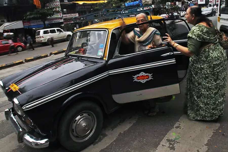 সূত্র জানাচ্ছে, সময়ের গতির সঙ্গে পাল্লা দিতে পারছিল না কালি-পিলি। অ্যাপ ক্যাব যখন ব্যক্তিগত পরিবহণের বাজারের সিংহভাগ দখল করে বসে আছে, তখন হলুদ-কালো ট্যাক্সির বাজার ক্রমশ সঙ্কুচিত হচ্ছিল।