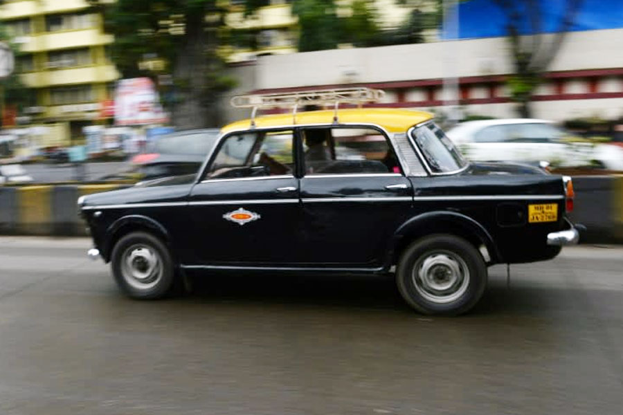 বম্বে, পরবর্তীতে মুম্বইয়ের রাস্তা দাপিয়ে ছুটতে থাকে পথের রানি, পদ্মিনী। ট্রেডমার্ক ফিয়াটের হলেও গা়ড়িটি তৈরি করত যৌথ অংশীদারির সংস্থা ‘প্রিমিয়ার অটোমোবাইল লিমিট’ (পিএএল)। ২০০১ সালে পিএএল এই ধরনের গাড়ি তৈরি করা বন্ধ করে দেয়। অতঃপর শেষ নথিভুক্ত গাড়িরও মেয়াদ ফুরিয়ে গেল রবিবার।