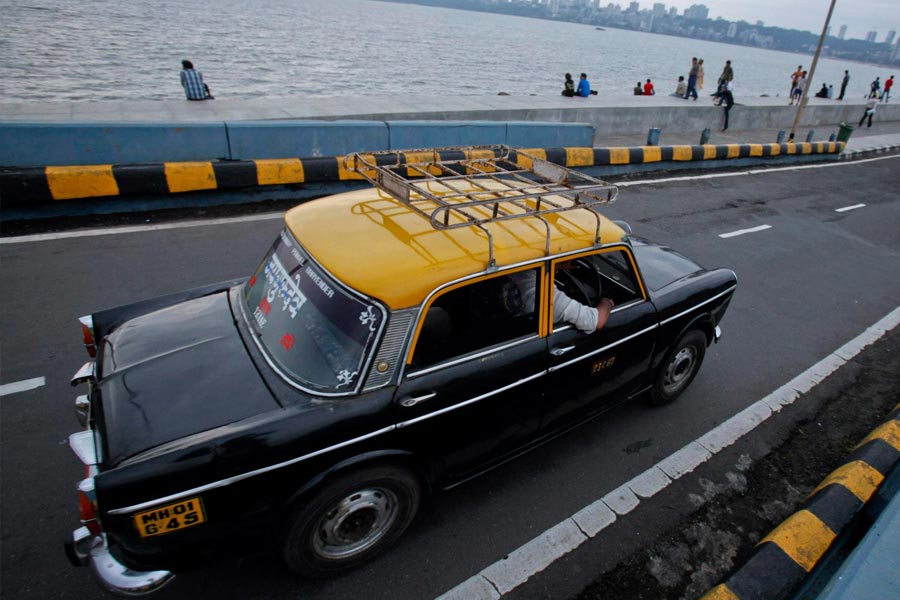 মুম্বই যেমন অ্যাম্বাসাডরকে আদর করে কোলে বসায়নি, তেমনই কলকাতার রাস্তায় হলুদ ফিয়াট ট্যাক্সির দেখাও মেলেনি। অথচ, এ নিয়ে কোথাও কোনও বোঝাপড়াও ছিল না। তা হলে কেন দুই শহরের দুই ধরনের ট্যাক্সির মিশ্রণ ঘটল না? উত্তর মেলার আগেই মায়ানগরীর মায়া কাটিয়ে মুম্বইয়ের রাস্তাকে আলবিদা জানাচ্ছে অতিপ্রিয় কালি-পিলি।