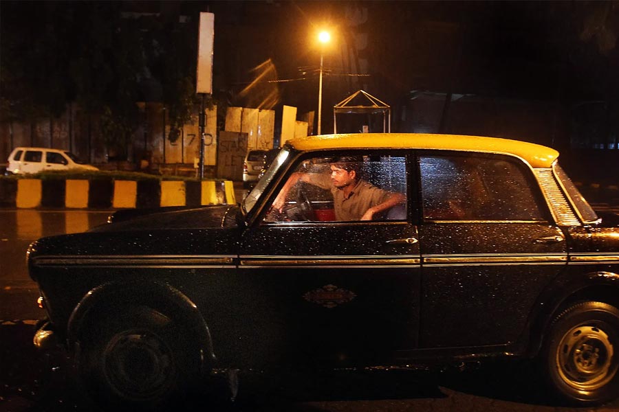 ২০ বছরের যাত্রা শেষ হল রবিবার। শেষ বার কালি-পিলির স্টিয়ারিংয়ে অভ্যস্ত হাত রেখে তিনি বলেন, ‘‘ইয়ে মুম্বই কি শান হ্যায়, অউর হামারি জান হ্যায়!’’ (এটা মুম্বইয়ের সম্মান আর আমার জীবন)। চোখের কোণ চিকচিক করে ওঠে তাঁর।