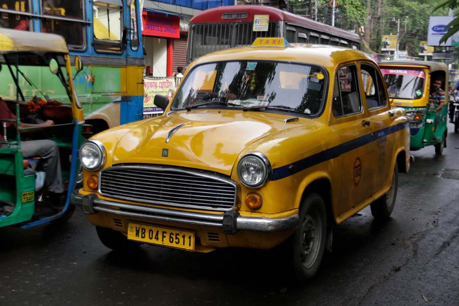 ভারতের মহানগরে ট্যাক্সি পরিষেবা বললেই মনে পড়ে যায় কলকাতার হলুদ ট্যাক্সি আর মুম্বইয়ের কালি-পিলি ট্যাক্সির কথা। কিন্তু আশ্চর্যের ব্যাপার হল, কলকাতায় যেমন বেশির ভাগ ট্যাক্সিই একটা সময় পর্যন্ত ছিল কেবলমাত্র হলুদ অ্যাম্বাসাডর। ঠিক তেমনই, মুম্বইয়ের রাস্তায় একচ্ছত্র দাপট ছিল ‘ফিয়াট ১১০০ডি’-এর।