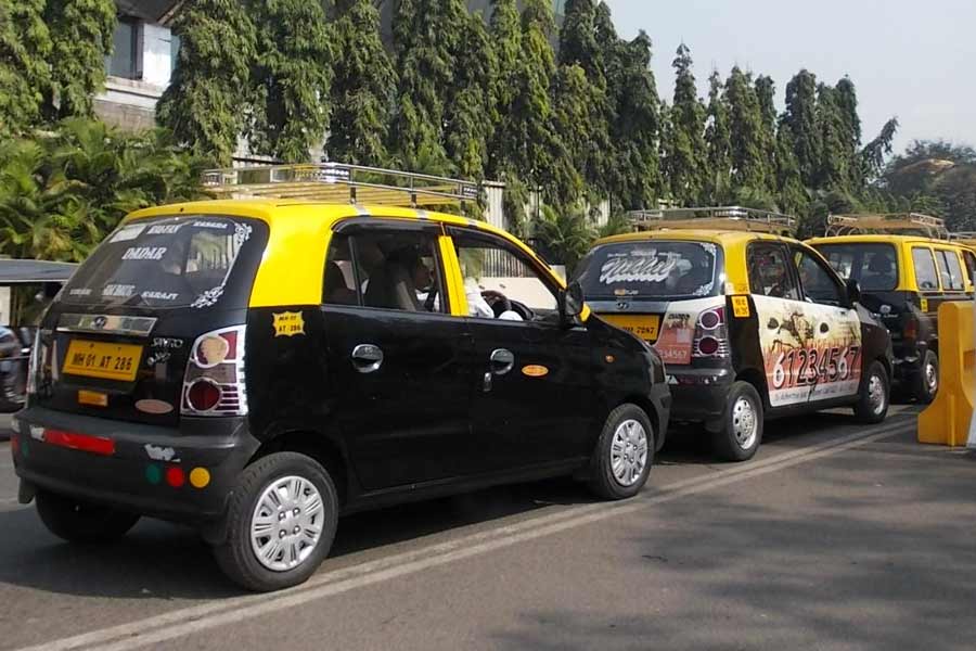 তাহলে কি মুম্বইয়ের রাস্তায় আর দেখাই মিলবে না কালি-পিলির? উত্তর হল, না। প্রিমিয়ার পদ্মিনী কালো-হলুদ ট্যাক্সিই কেবল তামাদি হয়েছে। বাণিজ্যনগরীর রাস্তায় বহাল তবিয়তেই ছুটে চলবে ‘ওয়াগন-আর’ বা ‘স্যান্ট্রো’ কালি-পিলি ট্যাক্সি। তবে বিখ্যাত অভিজ্ঞান প্রিমিয়ার পদ্মিনী কালো-হলুদ ট্যাক্সি আর দৌড়বে না মায়ানগরীর সরণিতে। 