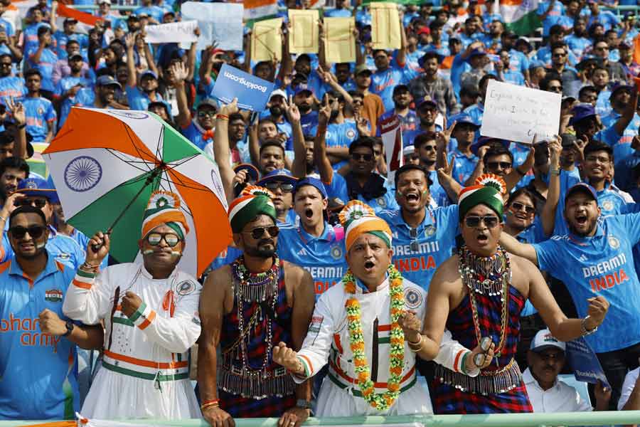 রবিবার দুপুর ২টো থেকে লখনউয়ের একানা স্টেডিয়ামে শুরু হয়েছে খেলা। দর্শকাসন ছিল মোটামুটি পূর্ণ। হাতে প্ল্যাকার্ড, ব্যানার নিয়ে পৌঁছে গিয়েছেন ক্রিকেটপ্রেমীরা। সেই প্ল্যাকার্ডে মজার সব বার্তা দিয়েছেন ভক্তেরা।