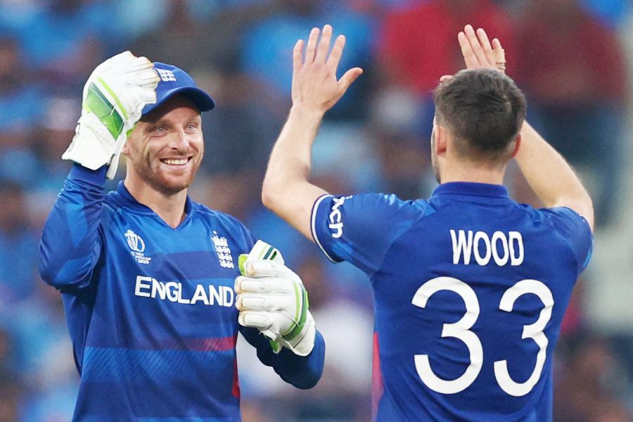 সেই রান তাড়া করতে নেমে বেশ বিপাকেই পড়ে ইংল্যান্ড। তাদের কোনও ব্যাটার ৩০-এর বেশি রান করতে পারেননি। সর্বোচ্চ রান করেছেন লিয়াম লিভিংস্টোন। ৪৬ বলে ২৭ রান করেছেন তিনি।