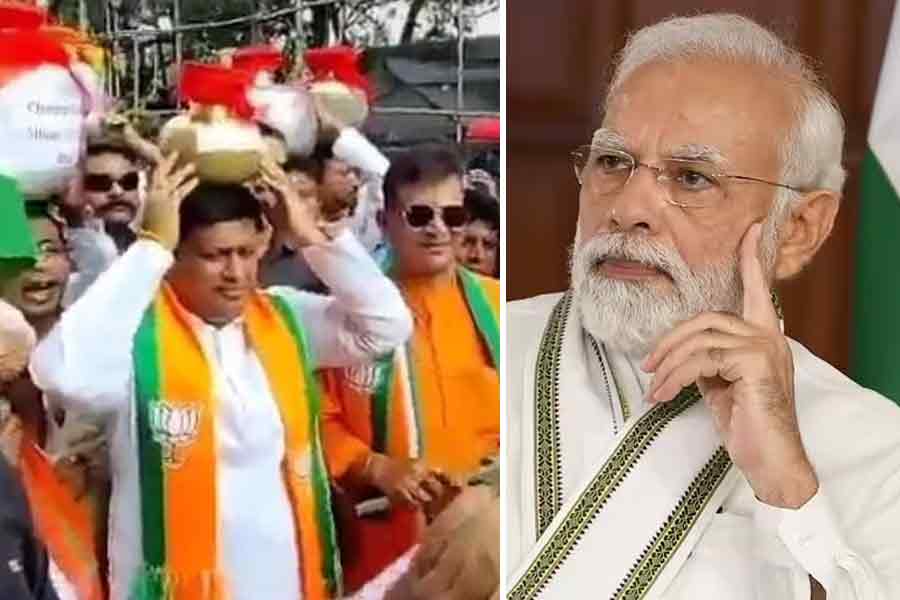 A photograph of Narendra Modi and Bengal BJP leaders.