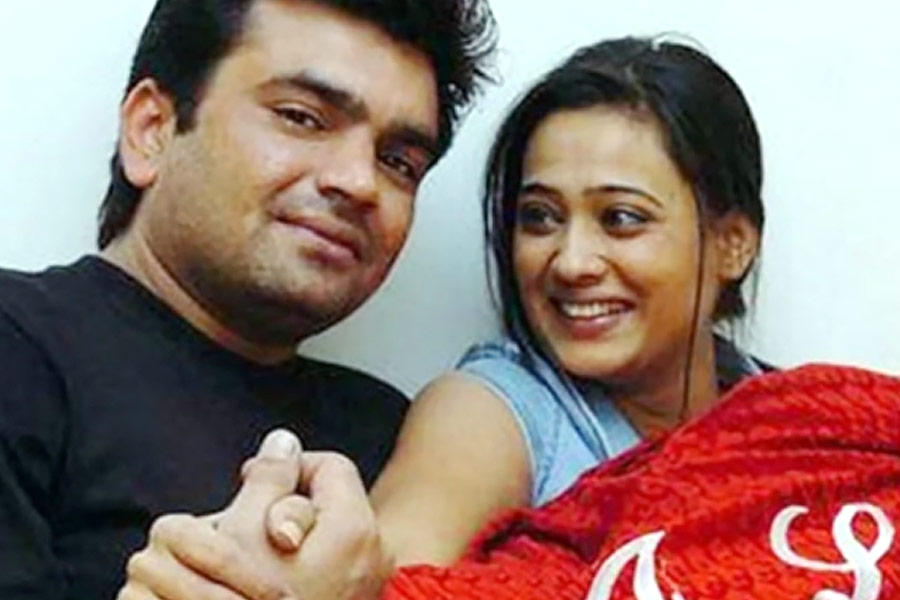 ১৯৯৮ সালে টেলি অভিনেতা রাজা চৌধরীকে বিয়ে করেছিলেন হিন্দি ধারাবাহিক ‘কসৌটি জিন্দেগি কে’ খ্যাত অভিনেত্রী শ্বেতা তিওয়ারি। বিয়ের দু’বছরের মধ্যে কন্যাসন্তান পলক তিওয়ারির জন্ম দেন অভিনেত্রী। ২০০৭ সালে রাজার সঙ্গে বিবাহবিচ্ছেদের সিদ্ধান্ত নেন শ্বেতা।