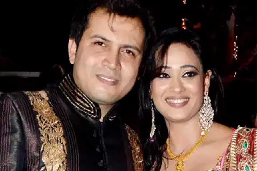 ছোট পর্দার অভিনেতা অভিনব কোহলির সঙ্গে তিন বছর সম্পর্কে থাকার পর ২০১৩ সালে তাঁকে বিয়ে করেন শ্বেতা। বিয়ের তিন বছরের মধ্যে পুত্রসন্তান রেয়াংশ তিওয়ারির জন্ম দেন অভিনেত্রী। ২০১৯ সালে অভিনবের বিরুদ্ধে পুলিশের কাছে শারীরিক হেনস্থার অভিযোগ জানান শ্বেতা।