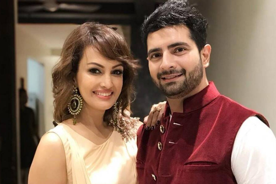 ২০২১ সালের মে মাসে কর্ণের বিরুদ্ধে শারীরিক হেনস্থার অভিযোগ তোলেন নিশা। অভিনেত্রীর দাবি, দেওয়ালে তাঁর মাথা বার বার ঠুকে দিয়েছেন কর্ণ। এমনকি বিবাহ-বহির্ভূত সম্পর্কে রয়েছেন কর্ণ এমনটাও দাবি করেন নিশা। নিশার অভিযোগের ভিত্তিতে কর্ণকে গ্রেফতার করে পুলিশ। গ্রেফতারির কয়েক দিন পর জামিনে ছাড়া পান তিনি।