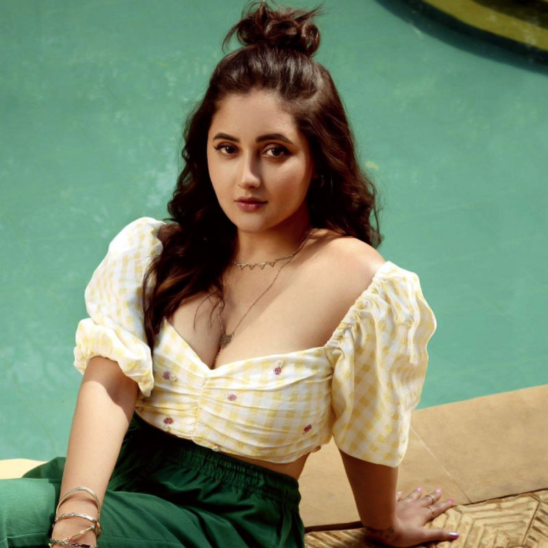 ২০১১ সালে ছোট পর্দার জনপ্রিয় অভিনেত্রী রেশমী দেশাই তাঁর সহ-অভিনেতা নন্দীশ সান্ধুকে বিয়ে করেন। ২০১৬ সালে আইনি ভাবে বিবাহবিচ্ছেদ হয় দুই তারকার।