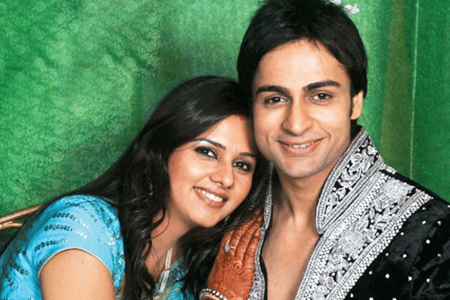 ২০০৬ সালে সম্প্রচারিত ‘কুলবধূ’ হিন্দি ধারাবাহিকের শুটিংয়ের সময় ছোট পর্দার অভিনেতা শালিন ভানোটের সঙ্গে পরিচয় হয় টেলি অভিনেত্রী দলজিৎ কউরের। ২০০৯ সালে সাত পাকে বাঁধা পড়েন দুই তারকা। কিন্তু বিয়ের ছ’বছর পর বিবাহবিচ্ছেদের সিদ্ধান্ত নেন তাঁরা।