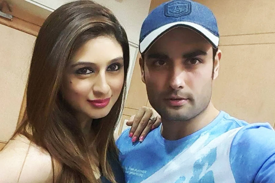 ‘প্যার কি ইয়ে এক কহানি’ হিন্দি ধারাবাহিকে অভিনয় করে জনপ্রিয় হয়ে ওঠেন ভিভিয়ান ডিসেনা। ২০১৩ সালে অভিনেতার সঙ্গে সাত পাকে বাঁধা পড়েন তাঁর সহ-অভিনেত্রী ভাহবিজ় দোরাবজি। তিন বছর সম্পর্কে থাকার পর বিয়ে করেছিলেন ছোট পর্দার দুই তারকা।