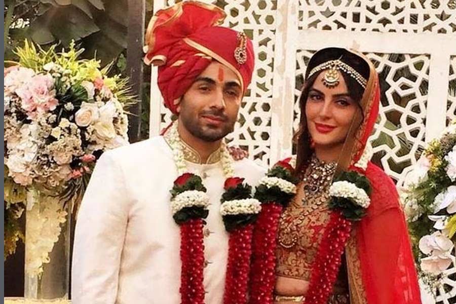 মডেলিং নিয়ে কেরিয়ার গড়তে ইরান থেকে ভারতে আসেন ছোট পর্দার অভিনেত্রী মন্দনা কারিমি। ২০১৬ সালে মুম্বইয়ের শিল্পপতি গৌরব গুপ্তের সঙ্গে আলাপ হয় মন্দানার।