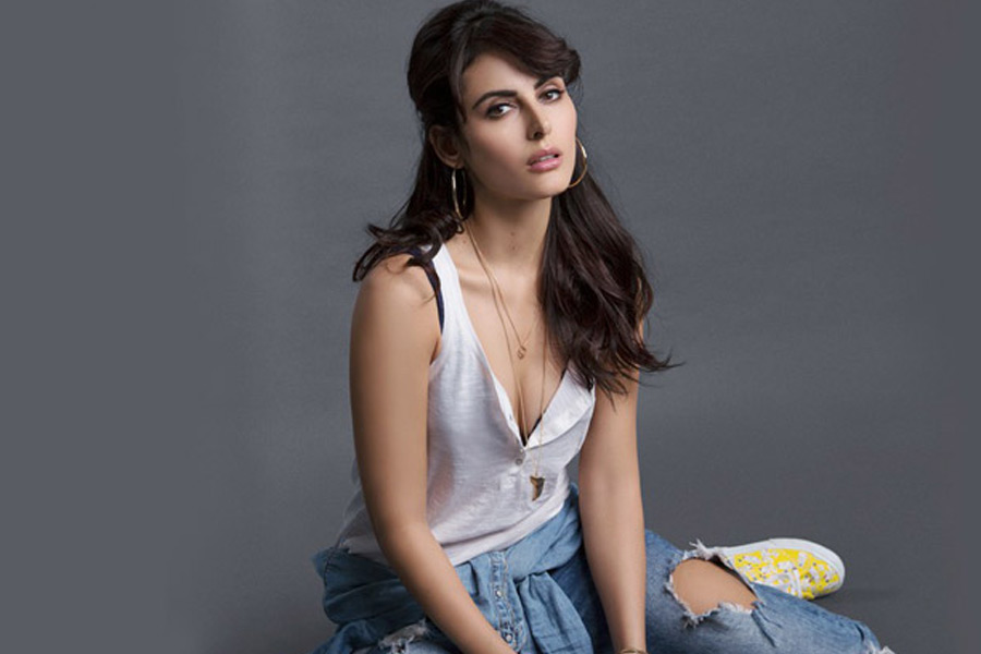 ২০১৭ সালে গৌরবের সঙ্গে সাত পাকে বাঁধা পড়ার কয়েক মাসের মধ্যেই স্বামীর বিরুদ্ধে শারীরিক নির্যাতনের অভিযোগ তোলেন মন্দানা। অভিনেত্রীর দাবি, বিয়ের পর তাঁকে অভিনয় ছেড়ে দেওয়ার জন্য জোর করতেন গৌরব।