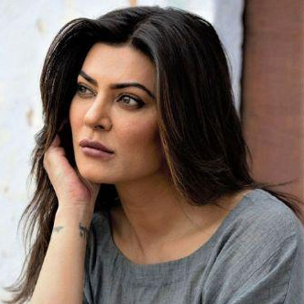 সুস্মিতাকে কাঁদতে দেখে সেই মুহূর্তে সেটে উপস্থিত সকলে অবাক হয়ে যান। কিছু বুঝতে না পেরে সুস্মিতার কাছে যান কল্পনা। অভিনেত্রীর সঙ্গে কিছু হয়েছে কি না, সে প্রসঙ্গে জিজ্ঞাসাও করেন পরিচালক।