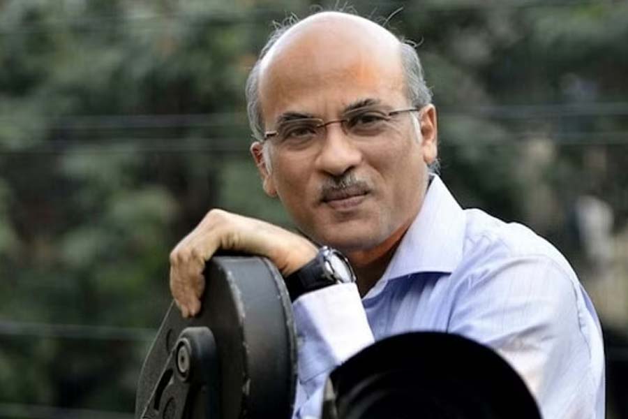 নব্বইয়ের দশকে ফ্যামিলি ড্রামা ঘরানার ছবি পরিচালনা করে বলিপাড়ার প্রথম সারির পরিচালকদের তালিকায় নিজের নাম লিখিয়ে ফেলেন সুরজ বরজাতিয়া। বলিপাড়া সূত্রে খবর, বিশ্ব জুড়ে বক্স অফিসে ২০০ কোটি টাকার ক্লাবে প্রথম জায়গা করে নেয় সুরজেরই ছবি।