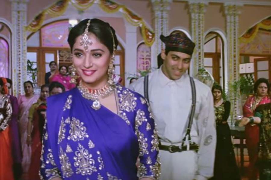 ১৯৯৪ সাল পর্যন্ত ভারতে যে ছবিগুলি মুক্তি পেয়েছিল সেগুলির মধ্যে ‘হম আপকে হ্যায় কৌন’ প্রথম ভারতীয় ছবি যা বক্স অফিসে ২০০ কোটি টাকার ক্লাবে জায়গা করে নেয়।