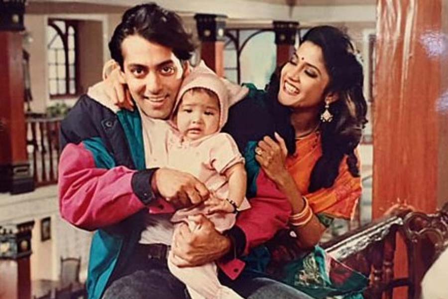 তবে ‘হম আপকে হ্যায় কৌন’ ছবির যাত্রাপথ খুব একটা মসৃণ ছিল না। মুক্তির সময় এই ছবিতে মোট ১৪টি গান ব্যবহার করা হয়েছিল। ছবিমুক্তির প্রথম সপ্তাহের মধ্যেই দর্শক অভিযোগ করতে থাকেন যে অতিরিক্ত গানের ব্যবহারে ছবির দৈর্ঘ্য অনেকটাই বৃদ্ধি পেয়েছে।