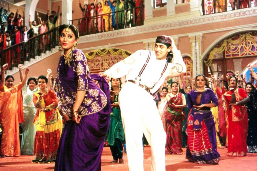 দর্শকের একাংশের দাবি ছিল, ‘হম আপকে হ্যায় কৌন’ ছবিতে এত গানের ব্যবহার করা হয়েছে যে তা গল্পের তাল কেটেছে। এমনকি দর্শকের মনোযোগেও ছেদ পড়ছে গানের কারণে।