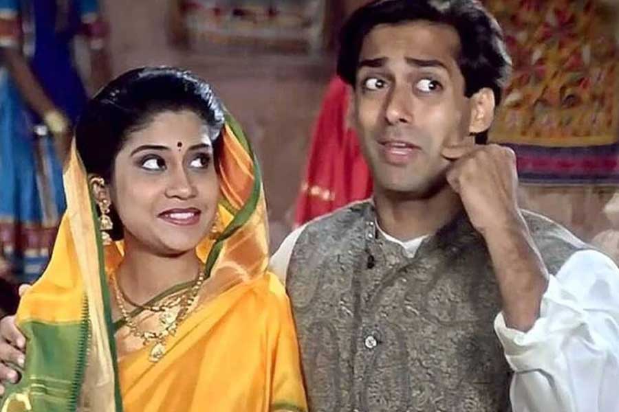 ছবি দেখার পর দর্শকের প্রতিক্রিয়া লক্ষ করে ‘হম আপকে হ্যায় কৌন’ ছবিতে কাঁচি চালানোর সিদ্ধান্ত নেন সুরজ। ছবি থেকে কাটছাঁট করে দু’টি গান বাদ দেওয়া হয়।