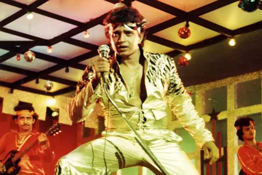 নব্বইয়ের দশকে সর্বোচ্চ গানযুক্ত হিন্দি ছবির তালিকায় শীর্ষে নাম ছিল ‘হম আপকে হ্যায় কৌন’-এর। ১৯৮২ সালে মুক্তিপ্রাপ্ত মিঠুন চক্রবর্তীর ‘ডিস্কো ডান্সার’ প্রথম হিন্দি ছবি যা বক্স অফিসে ১০০ কোটি টাকার ক্লাবে নাম লেখায়।