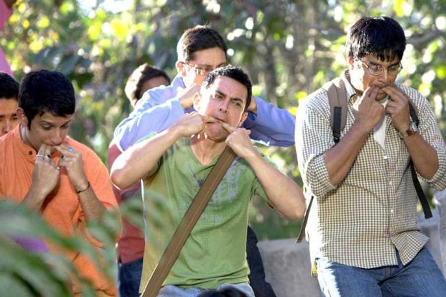 ২০০৯ সালে প্রেক্ষাগৃহে মুক্তি পায় আমির খানের ছবি ‘থ্রি ইডিয়টস’ ছবিটি। সেই সময় বিশ্ব জুড়ে বক্স অফিসে ৩০০ কোটি টাকার ক্লাবে নাম লেখায় আমিরের ছবি।