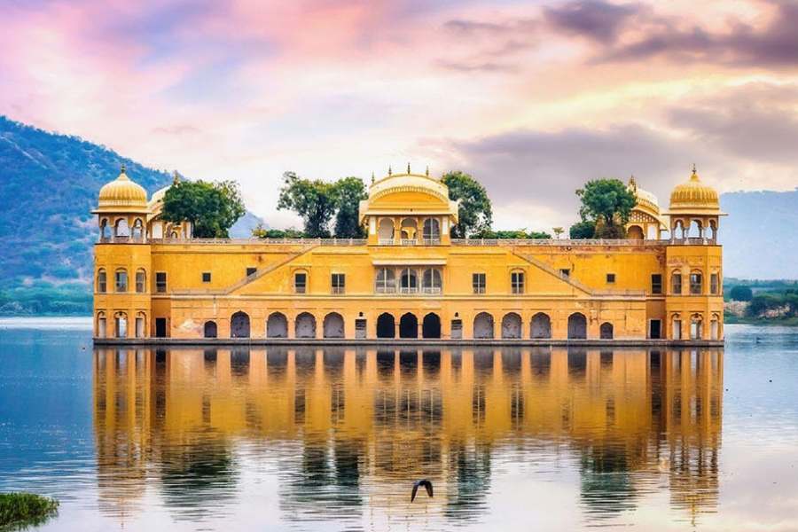 রাজপুতানার সংস্কৃতিতে গোলাপি রং আতিথেয়তার প্রতীক। সেই থেকেই শহরটাকে এই রঙে সাজিয়ে তোলার ভাবনা। এর নাম তাই পিঙ্ক সিটি বা গোলাপি শহর। 