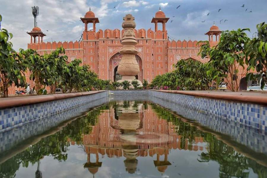 শহর জুড়ে ছড়িয়ে থাকা প্রাসাদ, শিল্পকর্ম, উদ্যান, দুর্গ, মন্দির, প্রশস্ত রাজপথ জয়পুরকে শুধু রাজস্থানের নয়, সমগ্র ভারতের এক অন্যতম শ্রেষ্ঠ পর্যটন কেন্দ্রে পরিণত করেছে। এখানকার স্থাপত্যে হিন্দু,মুঘল এবং পশ্চিমী ঘরানার মিশ্রণে এ শহর বিশ্বের এক অন্যতম আকর্ষণের কেন্দ্রবিন্দু। 