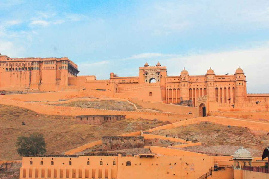 ঔরঙ্গজেব তাঁর ব্যবহার, বুদ্ধিমত্তায় খুশি হয়ে উপাধি দেন 'সোয়াই'। যার অর্থ হল, এক চতুর্থাংশের বেশি। সেই থেকে মহারাজার নতুন নাম হয় 'সোয়াই জয়সিংহ'। জয়সিংহ ছিলেন বিচক্ষণ, বুদ্ধিমান এবং বীর। এ ছাড়া সেই যুগে তিনি ছিলেন ভারতবর্ষের অন্যতম এক জন শ্রেষ্ঠ জ্যোতির্বিজ্ঞানী এবং স্থপতি। 