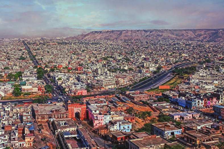 ভাবলেও অবাক হতে হয় যে এক তরুণ বাঙালি আধুনিক জয়পুর শহরের নির্মাতা ছিলেন। শহর পরিকল্পনা করার সময়ে তিনি সমস্ত শহরকে ন'টি সমান আয়তক্ষেত্রে ভাগ করে নেন। যার মধ্যে প্রশস্ত রাজপথ, দোকান, বাজার, ঘর-বাড়ি, মন্দির, প্রাসাদ, সব কিছুই সুন্দর পরিকল্পিতভাবে স্থাপন করেন। হিন্দু স্থাপত্য বিদ্যা অনুসারেই গড়ে উঠেছিল ভারতের প্রথম পরিকল্পিত শহর।