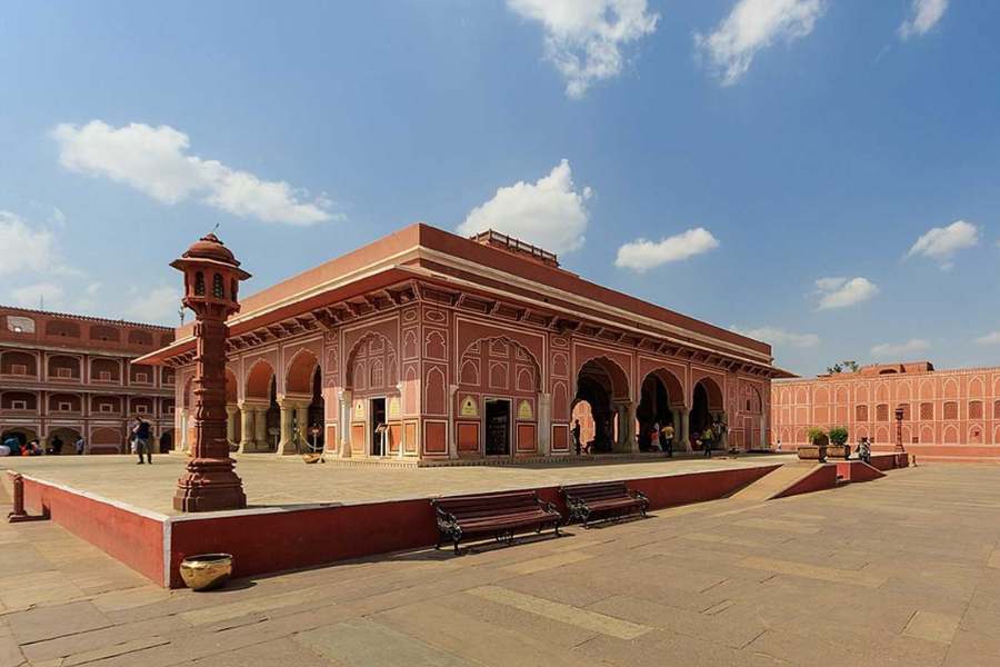 এর পরে রাজা হন রাজা রাম সিংহ। তাঁর আমলে গড়ে ওঠে এক নতুন জয়পুর শহর। অর্থাৎ আজকের জয়পুর, গোলাপি জয়পুর।