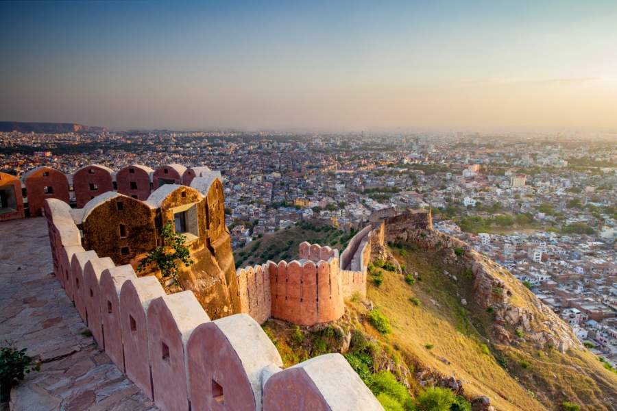 এছাড়া জয়পুর শহরের কেন্দ্রস্থলে মুঘল ও রাজপুত শিল্পকলার আশ্চর্য সংমিশ্রণে গড়ে তোলেন সিটি প্যালেস। এ ছাড়া জয়পুর বিখ্যাত যন্তর-মন্তর, হাওয়া মহল,  রামবাগ প্রাসাদর জন্য। যা দেখতে প্রতি বছর  হাজার হাজার বিদেশি জয়পুরে এ শহরে ভিড় জমান।  