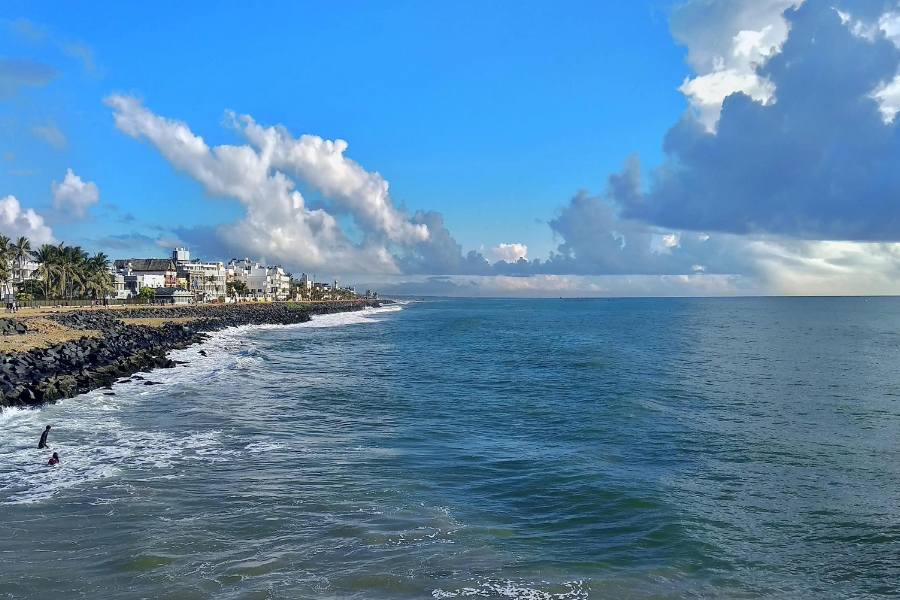 স্বাধীন পুদুচেরির প্রধান আকর্ষণ এই অরবিন্দ আশ্রম এবং অরবিন্দের সমাধি মন্দির।  ১৯৫০-এর ৫ ডিসেম্বর মহানির্বাণ লাভ করেন শ্রীঅরবিন্দ। আশ্রমেই তাঁকে সমাধিস্থ করা হয়। প্রতিদিন সকালে ফুল দিয়ে সাজানো হয় শ্বেত পাথরের সমাধি বেদী। তাতে মাথা ঠেকানোর রেওয়াজ রয়েছে আজও। আশ্রম জুড়ে সব সময়ে বিরাজ করে অপার এক শান্তি।