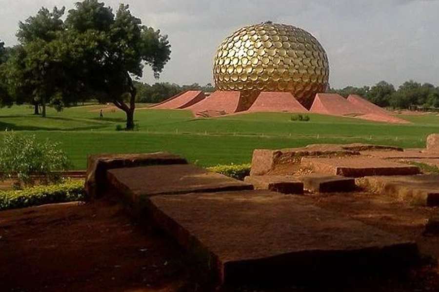 ঋষি অরবিন্দের বাসভবনে মীরাই গড়ে তোলেন শ্রী অরবিন্দ আশ্রম। তৎকালীন পণ্ডিচেরীর একাধিক বাড়ি কিনে নেন শ্রীমা। বাড়িগুলি দেখলেই চেনা যায় তার বিশেষ ছাই রঙের কারণে। তার কোনওটিতে রয়েছে আশ্রমের ছাপাখানা,অফিস কিংবা অতিথিশালা। 