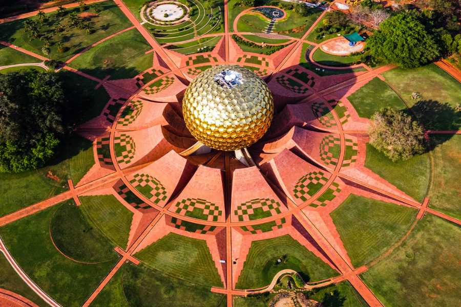 এই আশ্রমে চিত্তরঞ্জন দাশ এক বার গিয়েছিলেন অরবিন্দকে ফিরিয়ে নিয়ে আসতে। এবং ভারতের স্বাধীনতা আন্দোলনে পুনরায় যোগদানের অনুরোধ করতে। অরবিন্দ ফেরেননি। কারণ তিনি তখন শ্রী অরবিন্দ, ঋষি অরবিন্দ। বিপ্লবী অরবিন্দ নন!