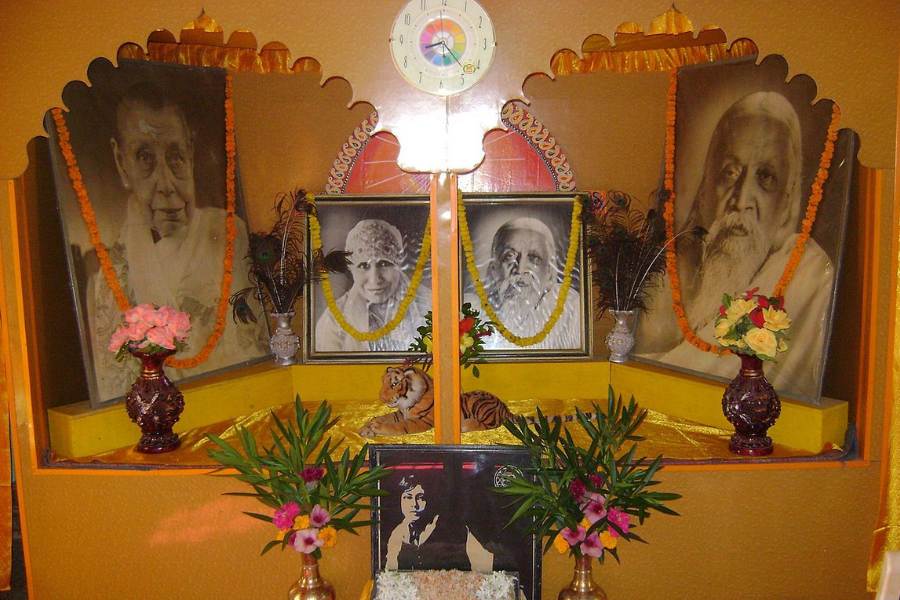 আশ্রমে শ্বেতপাথরের সমাধি বেদির উপর জ্বালানো ধূপের গন্ধে আমোদিত হন শত শত পর্যটক। তার সামনে ধ্যানে বসে শ্রদ্ধা জানান ভক্ত ও দর্শনার্থীরা। শহরের একেবারে কেন্দ্রে এই অরবিন্দ আশ্রম এবং সমাধি মন্দির। প্রতিদিন সকাল ৮টা থেকে দুপুর ১২টা এবং দুপুর ২ টো থেকে সন্ধ্যে ৬ টা অবধি সমাধি মন্দির খোলা থাকে।