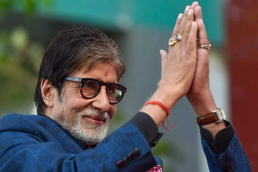 পাঁচ দশক ধরে হিন্দি ফিল্মজগতে রয়েছেন। ২০০টিরও বেশি ছবিতে অভিনয় করেছেন। বলিউডের জনপ্রিয় পুরস্কার বিতরণী অনুষ্ঠানে সেরা অভিনেতা হিসাবে মনোনিত হয়েছেন বহু বার। তিনি বলিপাড়ার ‘অ্যাংরি ইয়ং ম্যান’ অমিতাভ বচ্চন।