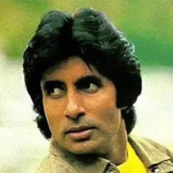 ১৯৭৮ সালে আয়োজিত পুরস্কার বিতরণী অনুষ্ঠানে ‘অমর আকবর অ্যান্টনি’ ছবিতে অভিনয় করে সেরা অভিনেতা হিসাবে প্রথম পুরস্কৃত হন অমিতাভ।