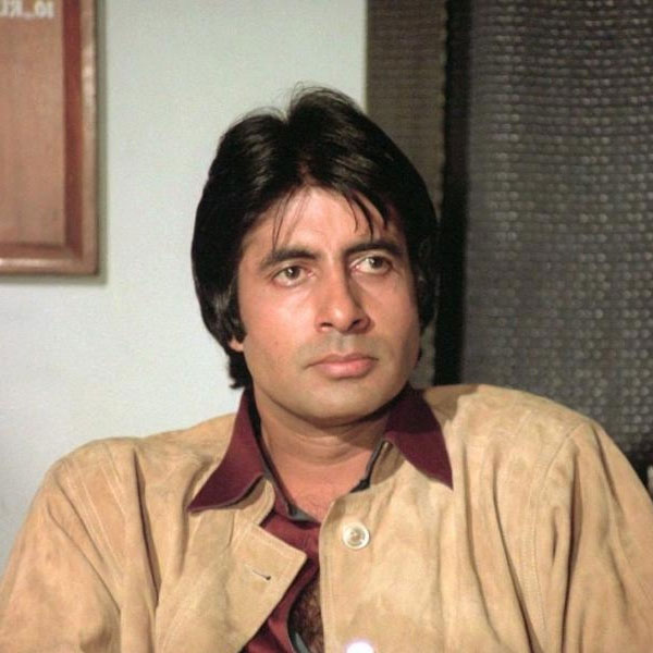 ১৯৯১ সালে মুকুল এস আনন্দের পরিচালনায় মুক্তি পায় ‘হম’ ছবিটি। অমিতাভের পাশাপাশি এই ছবিতে অভিনয় করতে দেখা যায় রজনীকান্ত, গোবিন্দ, শিল্পা শিরোদকর, ড্যানি ডেনজংপা, অনুপম খের, কাদের খানের মতো একাধিক বলি তারকাকে।