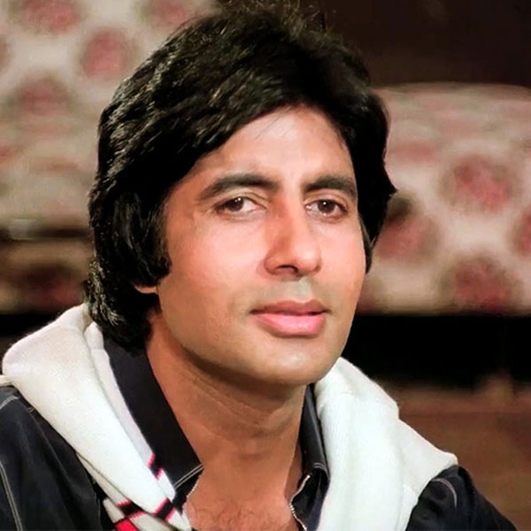 ১৯৯২ সালে আয়োজিত পুরস্কার বিতরণী অনুষ্ঠানে ‘হম’ ছবির জন্য সেরা অভিনেতা হিসাবে পুরস্কৃত হন অমিতাভ।