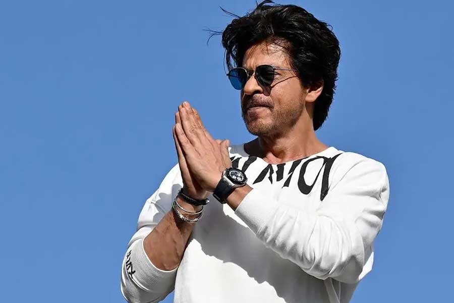 বলিপাড়া সূত্রে খবর, দিলীপ একাই নন, বলিউডের ‘বাদশা’ শাহরুখ খানও দিলীপের সঙ্গে শীর্ষে নাম লিখিয়েছেন। পুরস্কার বিতরণী অনুষ্ঠানে তিনিও মোট ৮ বার সেরা অভিনেতা হিসাবে পুরস্কৃত হন।